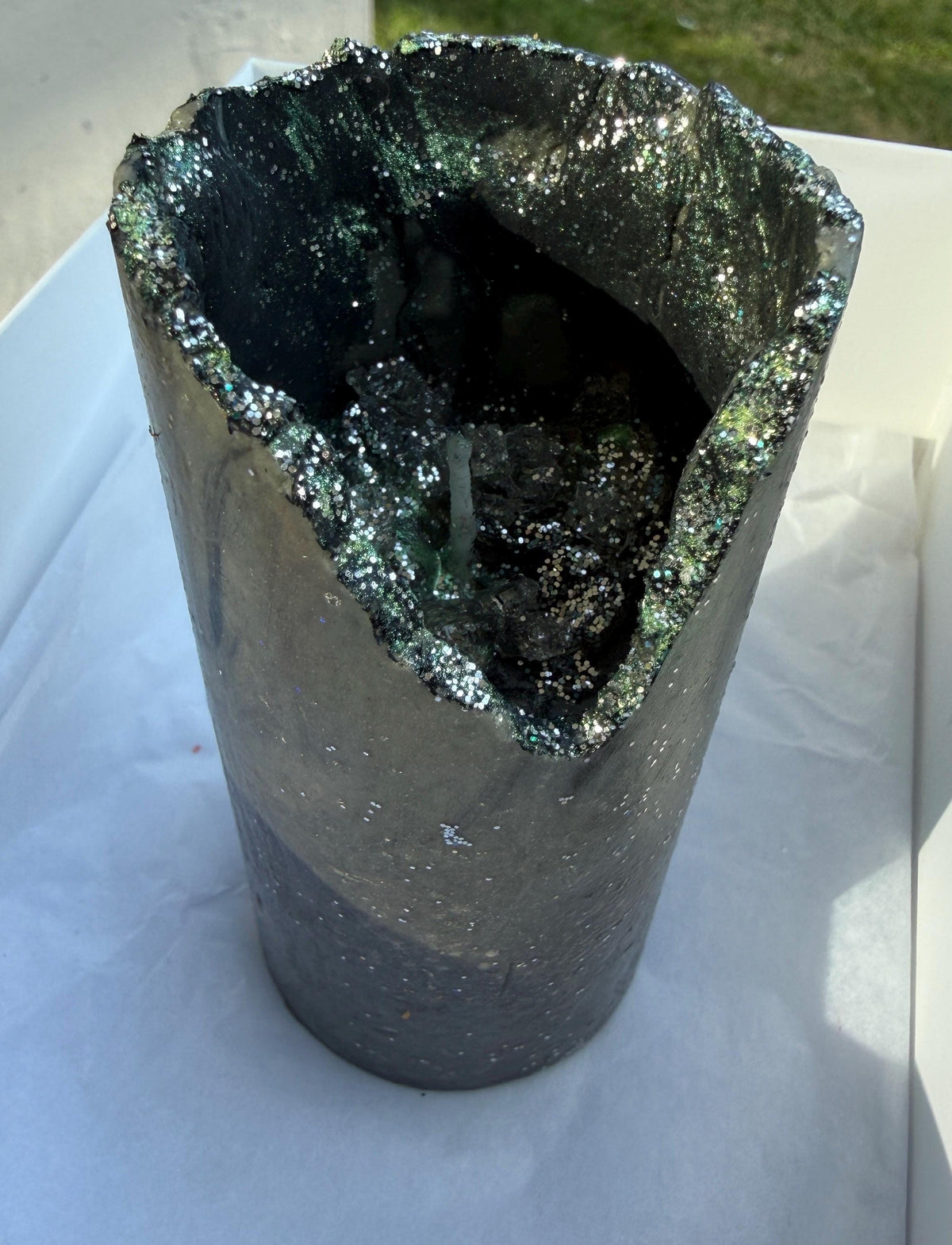 Gray Geode‑Look Candle • Iridescent Crystal‑Inspired Center • Metallic Art Pillar