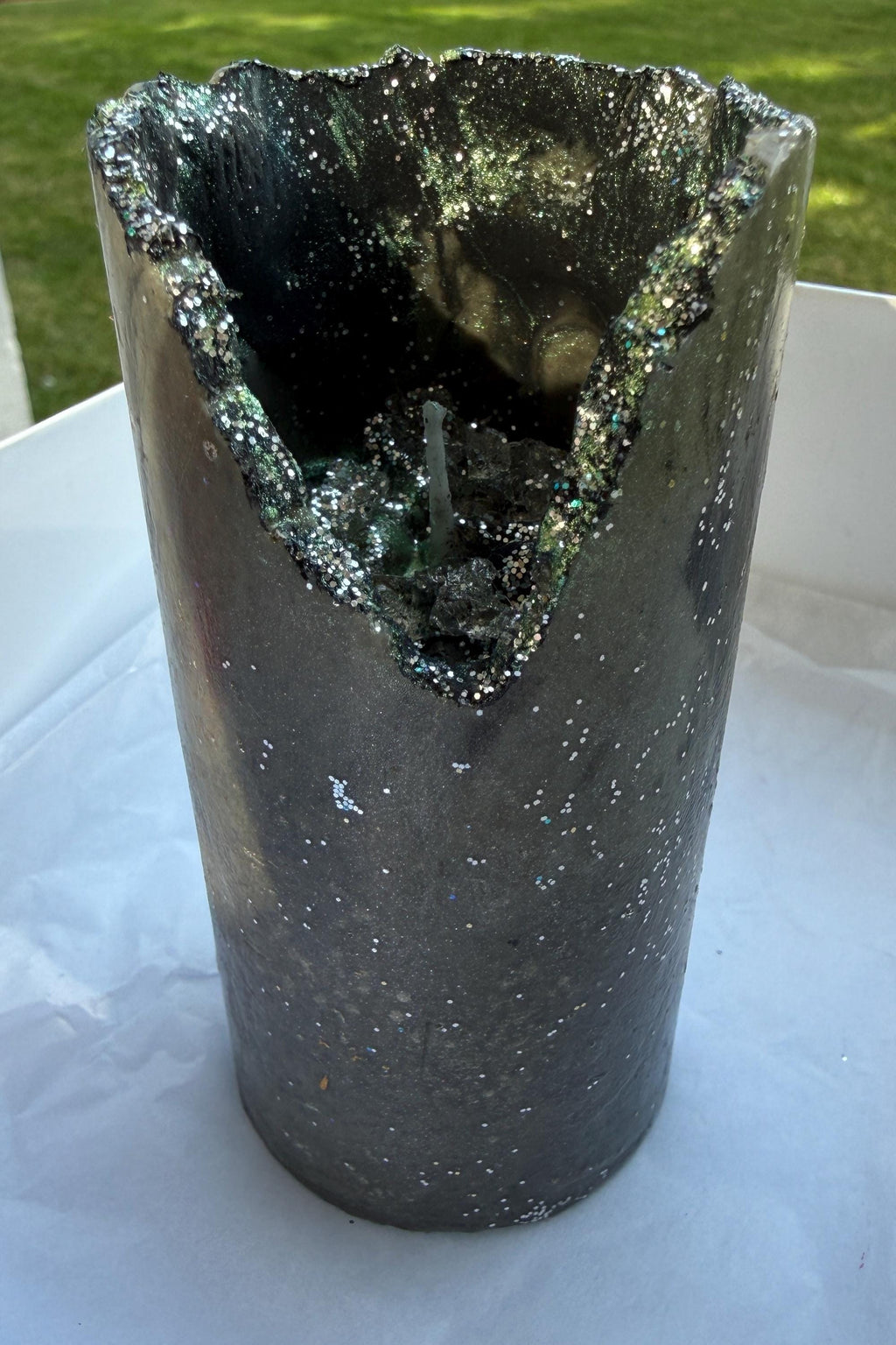 Gray Geode‑Look Candle • Iridescent Crystal‑Inspired Center • Metallic Art Pillar