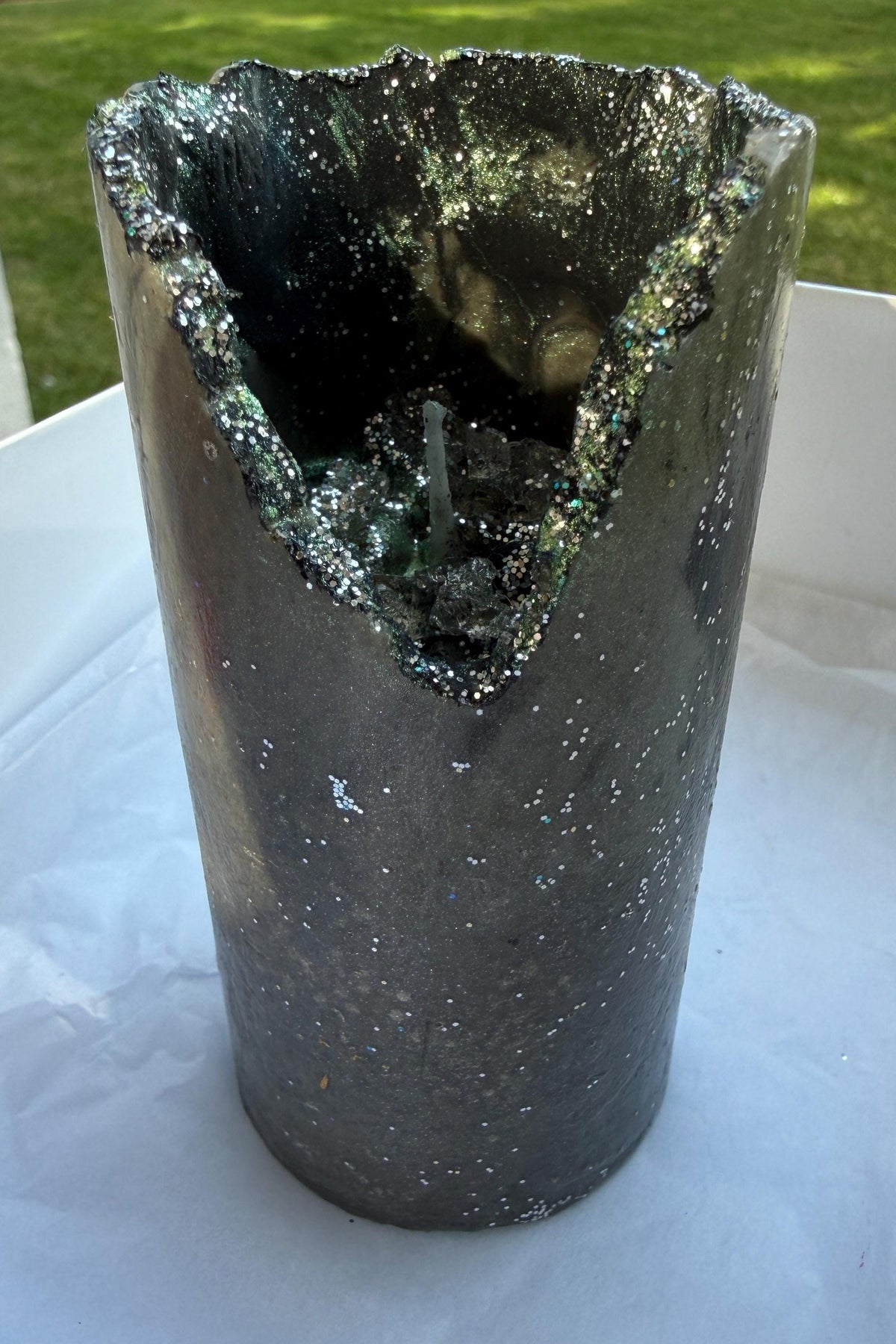 Gray Geode‑Look Candle • Iridescent Crystal‑Inspired Center • Metallic Art Pillar